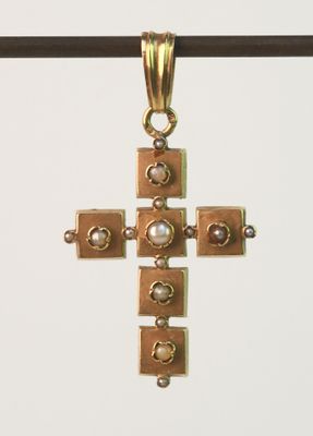 pendentif en forme de croix en or, orné de perles, monté sur un cordon noir