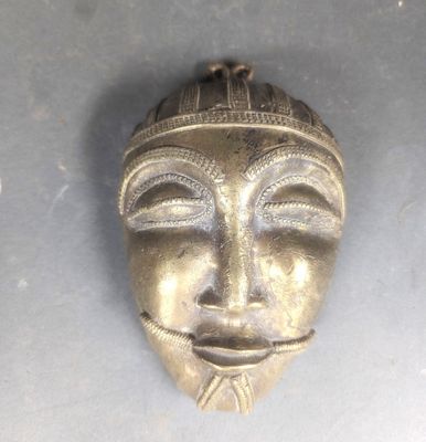 une image représentant un masque métallique posé sur une table