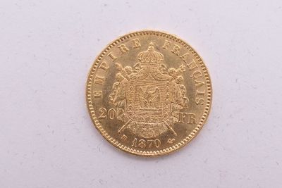 gros plan d'une pièce d'or sur une surface blanche
