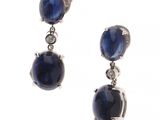 une paire de boucles d'oreilles en saphir et diamant