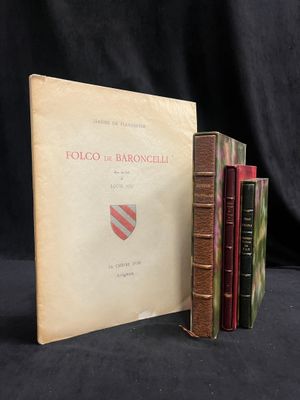 trois livres sont empilés les uns sur les autres devant un fond noir