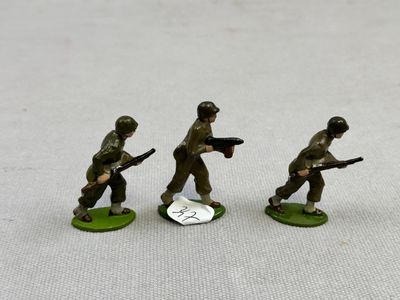 Lot de soldats en plomb peint comprenant trois soldats améri…