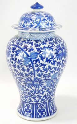 un vase bleu et blanc avec un couvercle sur fond blanc