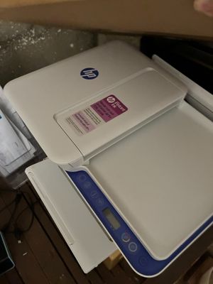 une imprimante posée sur une table