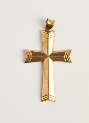 une image représentant un pendentif en forme de croix en or sur fond blanc