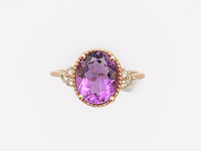 une bague ovale en or jaune, sertie d'un améthorate et de diamants