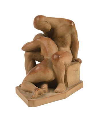 statue représentant un homme et une femme assis l'un sur l'autre