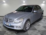 une photo d'une Mercedes Classe C dans un showroom