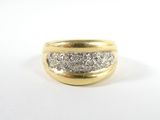 gros plan d'une bague en diamant sur une surface blanche