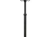 un lampadaire noir surmonté de trois lanternes