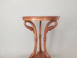 une image d'une table en bois sur fond blanc