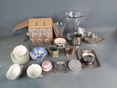 de nombreux types de plats et de tasses sur la table