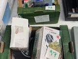 de nombreuses boîtes contenant des objets divers posées sur une table
