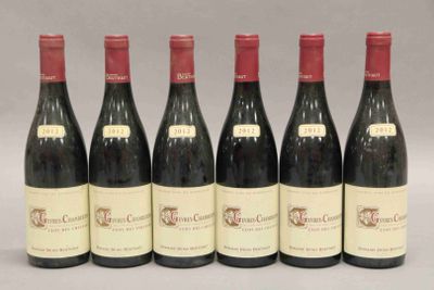 six bouteilles de vin rouge sont alignées