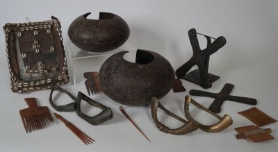 plusieurs objets posés ensemble sur une table