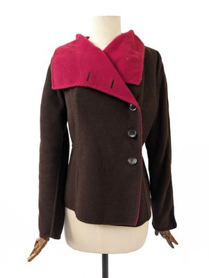une veste marron et rose sur une tête de mannequin