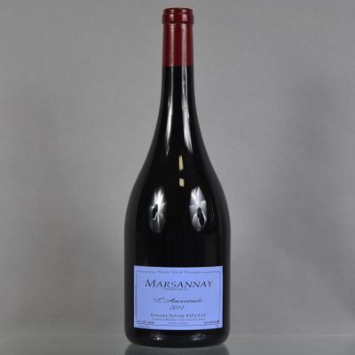 une bouteille de vin posée sur une table