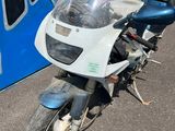une moto garée devant un panneau