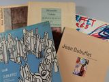 plusieurs livres sont empilés sur une table