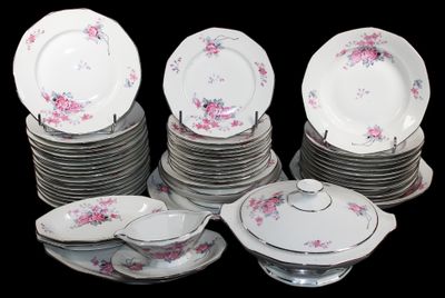 beaucoup d'assiettes empilées les unes sur les autres sur une table