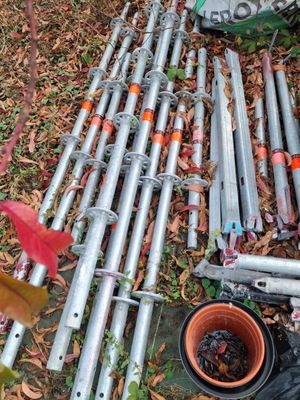 a bunch of pipes that are laying on the ground