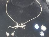 une vitrine dans laquelle sont exposés un collier, des boucles d'oreilles et un chapeau