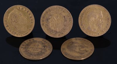 trois types différents de pièces d'or sur un fond noir