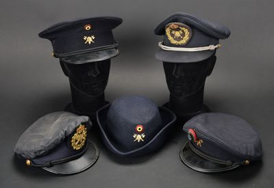 Plusieurs chapeaux sont alignés sur une surface noire