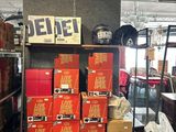 de nombreuses boîtes de pizza posées sur une étagère dans un magasin