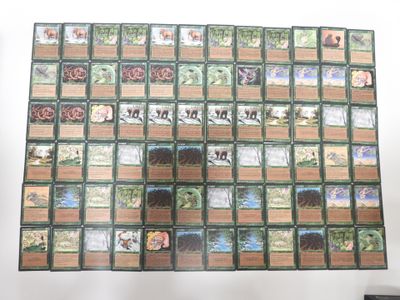 une photo d'un jeu de société sur lequel se trouvent de nombreuses cartes