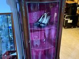 une vitrine sur laquelle est posée une paire de chaussures