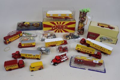 un grand nombre de voitures et de camions jouets qui se trouvent sur la table