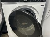 une machine à laver qui se trouve dans le coin d'une pièce
