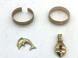 deux bagues : une bague ornée d'un dauphin, une bague ornée d'une couronne et une bague ornée d'un dauphin