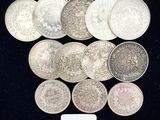 plusieurs types différents de pièces d'argent sur un fond noir