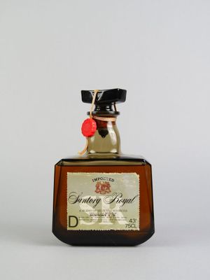 une image représentant une petite bouteille de brandy posée sur une table