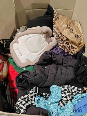 une boîte en carton remplie de vêtements et d'autres objets