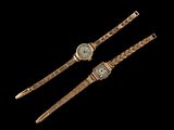 Deux montres-bracelets pour femme sont présentées sur un fond noir