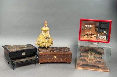 trois boîtes et une boîte sur laquelle figure l'image d'une femme en robe