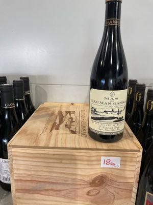 de nombreuses bouteilles de vin posées sur une caisse en bois