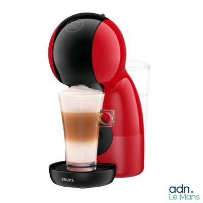 un gros plan sur une tasse de café à côté d'une machine à café