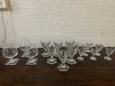 un grand nombre de verres à vin posés sur une table
