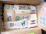 une boîte en carton remplie de timbres et de cartes postales