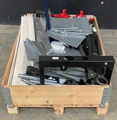 une caisse en bois contenant des outils, posée sur une palette