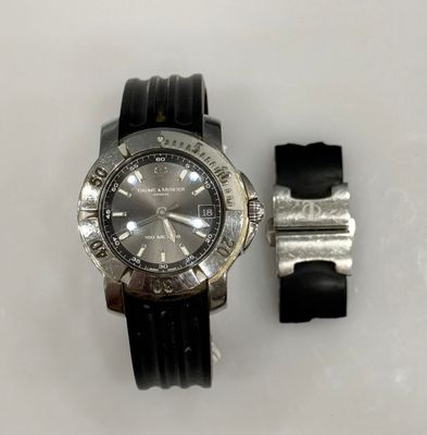 La montre est noire et argentée, avec un cadran argenté.