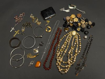 de nombreux types de bijoux sur la table