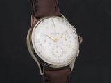 gros plan d'une montre sur fond noir
