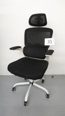une photo d'une chaise de bureau noire sur laquelle est apposée une étiquette de prix
