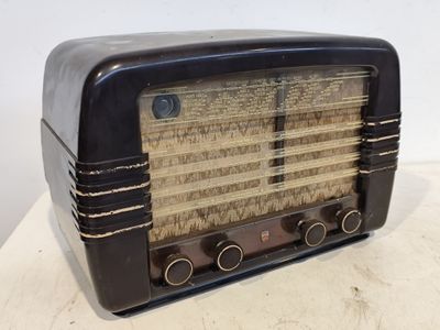 une radio à l'ancienne posée sur une table en bois