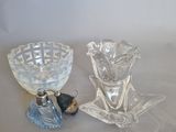 deux vases en verre posés sur une table l'un à côté de l'autre